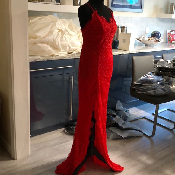 Red scalloped fringe lace maxi - Picture 5 of 9